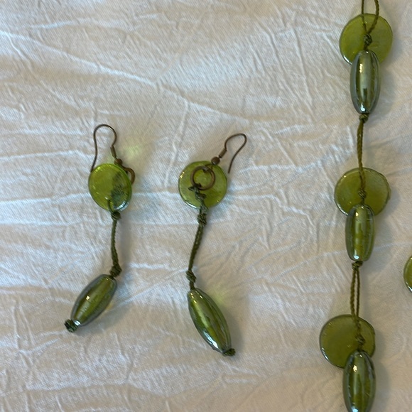 Vintage Costume Jewelry.  Necklace and earrings set. - Picture 2 of 5